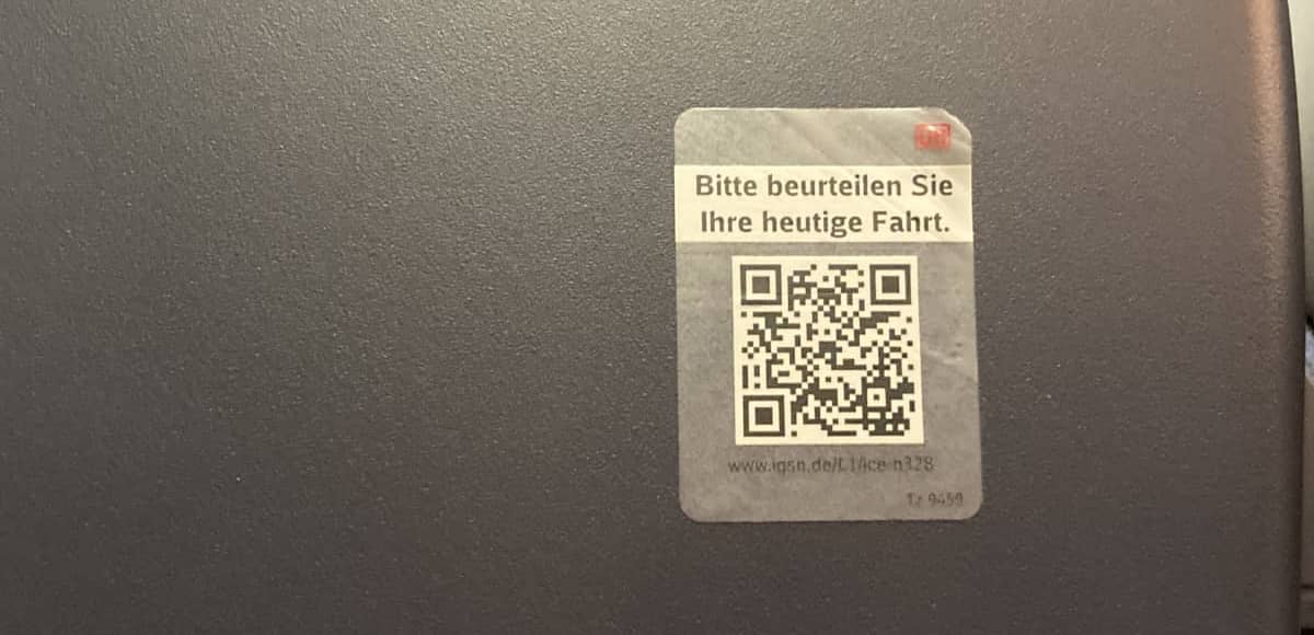 Kundenzufriedenheit messen bei der Deutschen Bahn: Über einen QR-Code am Sitz kommt man zur Umfrage